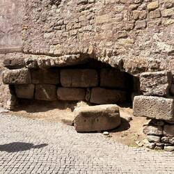Die Fundamente sind noch aus der Etruskerzeit 600 b.c.