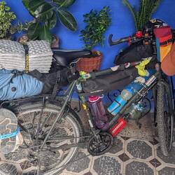 Lauras Fahrrad mit extra leichten Gepäck um das Knie zu schonen