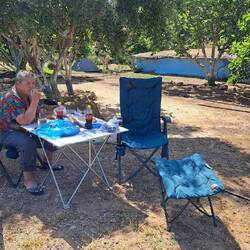 Wohlverdienter, später Zmittag, mit Brot und sehr gutem Frischkäse in El Jedha gekauft