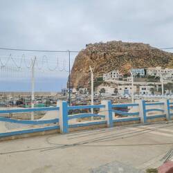 Hafen El Jedha, massiv eingezäunt, mit Stacheldraht, wie alle Häfen hier (Drogen u/o Flüchtlinge?)