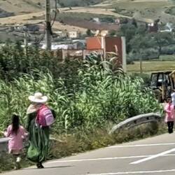 Nach 1 Woche Schulferien treffen wir wieder Schulkinder an, hier mit pinker Schuluniform, begleitet