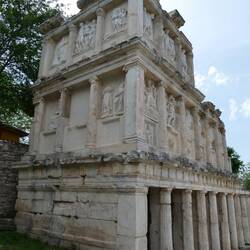 Das Senasteion, früherer Tempel des Tiberius und seiner Mutter Livia