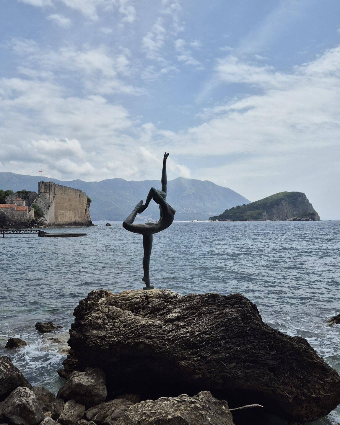 Statua Ballerina in Budva