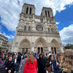 In der Schlange vor der Kathedrale Notre-Dame.