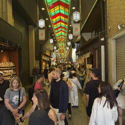 Der Nishiki-Markt in Kyoto: Zu solchen Märkten zieht es mich immer als Erstes in neuen Städten.