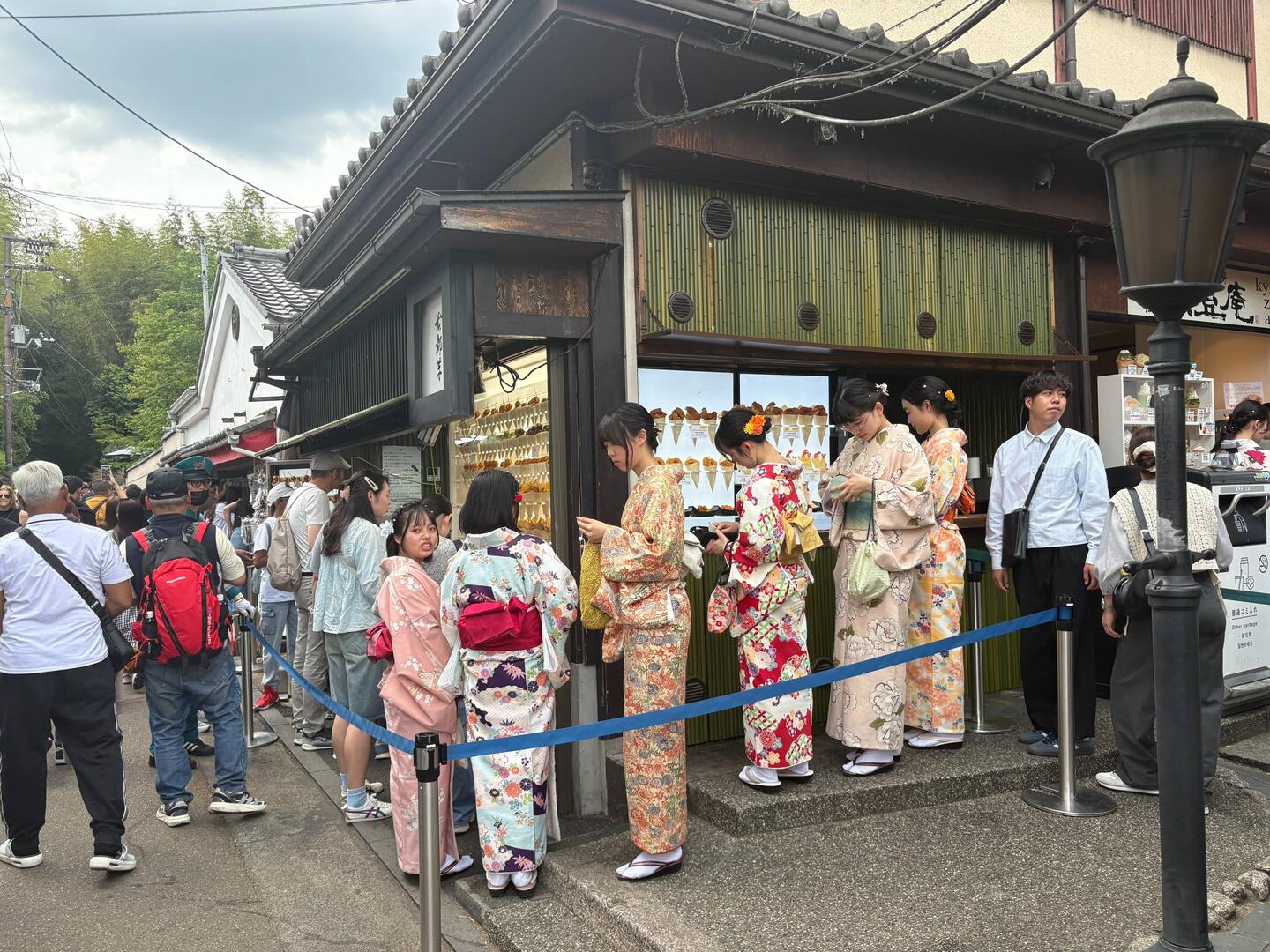 Touristisch ging es schon vor dem Bambuswald zu- und her. Die Girls tragen alle gemietete Kimonos.