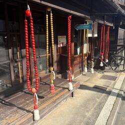 Ein Geschäft in Koyoto mit überdimensionierten buddhistischen Gebetsketten als Deko.