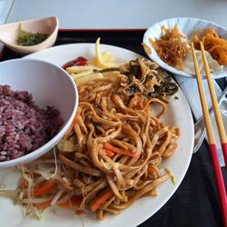 Büfett: Roter Okinawareis, Traubenalgen mit Yuzu, Gebratenes Zeugs, Gyoza und Kimchi