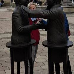Bronzeskulptur "Manus manum lavat" (lateinisch für "Eine Hand wäscht die andere")