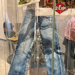 Die Jeans als populärer Revolutionsgegenstand gegen die Sowjets.