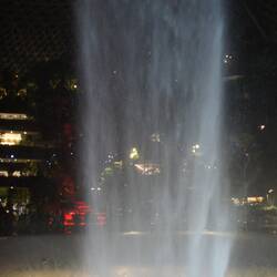 Der Wasserfall im Flughafen
