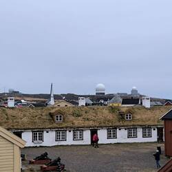 Radarstation im Hintergrund