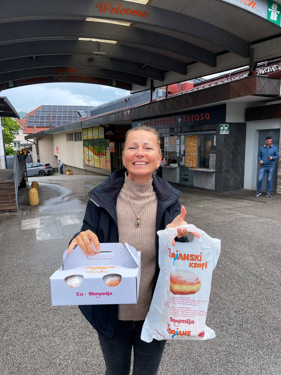 Krapfen u. Cremeschnitten,obwohl🍝🍕u.Co spürbar an unseren Hüften hängen 🤷‍♀️🤦‍♀️🤦🏼🤪🤣🤣🤣