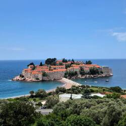 Blick auf die Luxushotelanlage auf der Insel Sveti Stefan