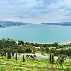 Der Stausee neben der Stadt