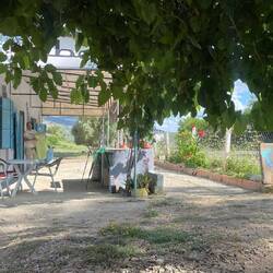Ein Restaurant am Straßenrand lockt mit Schatten und Tajine