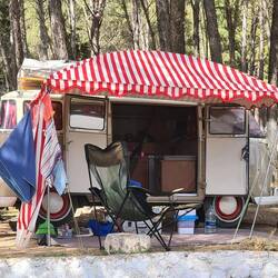 ... en richtig schöne VW-Bus als Camping-Nachbar in Chefchaouen, aus Fribourg