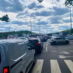 16:00 Uhr: Verkehrschaos. Warum nur führen alle Wege durch Paris ?
