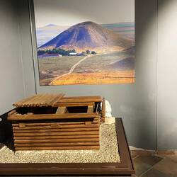 Museum - Rekonstruktion der Grabkammer aus Holz
