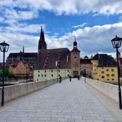 Auf der Steinernen Brücke in Regensburg