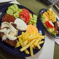 This is supposed to be 1 serve of burger cut in half