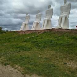 Am Rande von Esbjerg schauen die 4 aufs Meer