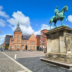 Marktplatz mit Konigsstatue (er ist damals mal durch die Stadt geritten lt Inschrift)