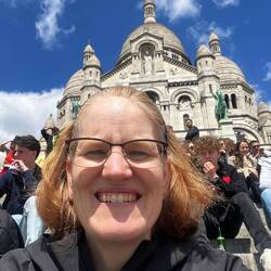 Auf den Stufen vor Sacré-Cœur