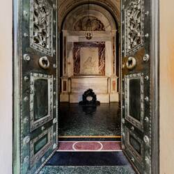 A peek inside Dante's tomb ... yes, he's buried in Ravenna and not in the tomb in Firenze.