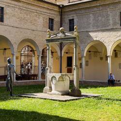 Statue of St. Chiara in the cloister of the former Franciscan monastery ... Museo Dante.