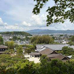 Die traumhaufe Aussicht vom Hügel über dem silbernen Pavillon auf die Stadt Kyoto.