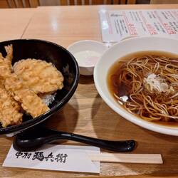 Zum Abschluss noch Buchweizen Soba und Tempura Schrimps