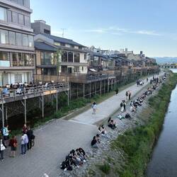 Die lebhafte Zone am Westufer des Kamo Flusses in Kyoto.