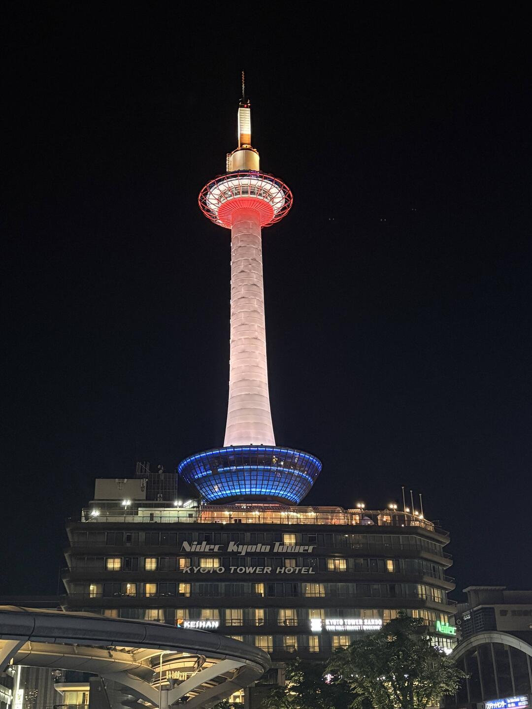 Der Kyoto-Tower ist mit 131 m das mit Abstand höchste Gebäude von Kyoto.