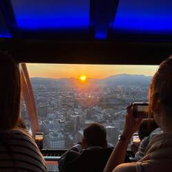 Und hier darf ich in der 3. Reihe den Sonnenuntergang beobachten.