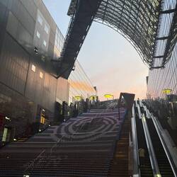 Das futuristische Gebäude vom Bahnhof Kyoto mit der Lichtertreppe.