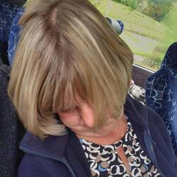 Mache schlafen im Bus