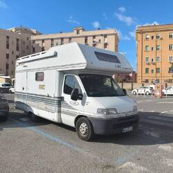 Gut gesicherter Parkplatz am Bahnhof