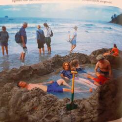 So sieht es bei schönem Wetter am Hot Water Beach aus