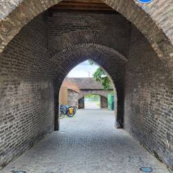 Unter der Stadtmauer durch an die Donau.