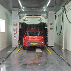Kiaatje in de spiksplinternieuwe wasstraat.