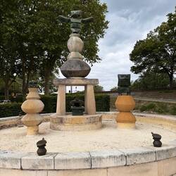 Zurück in Amboise: Wassermangel am Fontaine Max Ernst