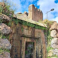 Su piazza Aldo Moro: penso sia un monumento alle sepolture etrusche, non una di loro