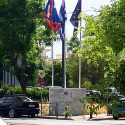 Das Ortsschild Athens - klar, komplett aus Marmor! Liest sich aber nur noch "TH"...