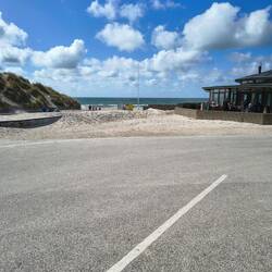 Hennestrand mit Restaurant am Strandparkplatz