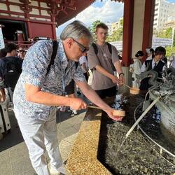 Der übliche Reinigungsbrunnen vor Tempel oder Schrein