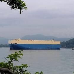Und noch ein letzter Gegensatz: Dieses Fahrzeugtransportschiff heißt doch tatsächlich Grand Venus 🙃
