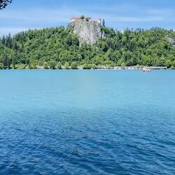 Agua cristalina, isla icónica y vistas alpinas impre