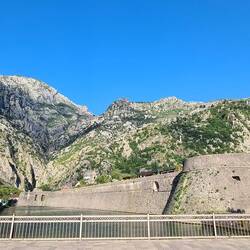 Blick auf einen Teil der Stadtmauer.