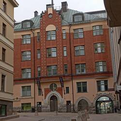 Dezenter Eingang in ein großes Kaufhaus